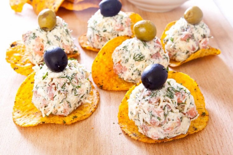 Aperitivo con pollo cocido sobre patatas fritas