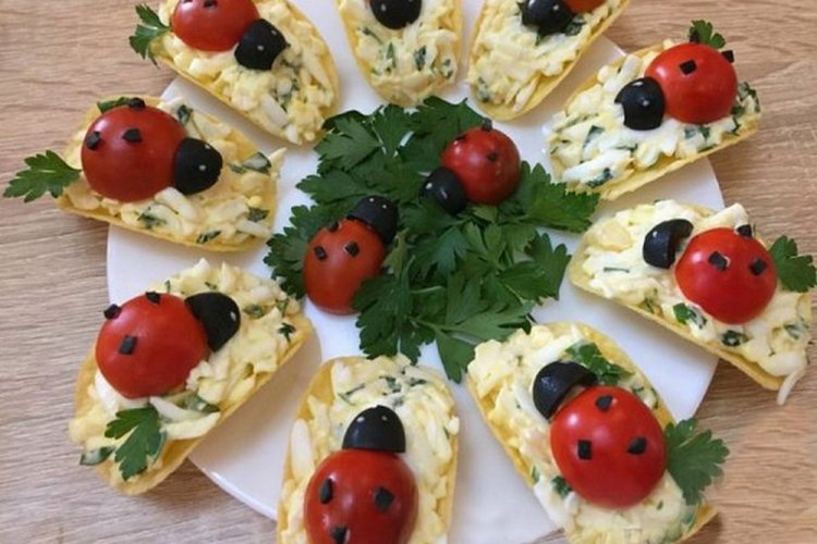 Aperitivo «Mariquita» sobre patatas fritas