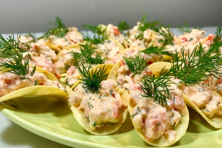 Aperitivo con calamares y camarones sobre patatas fritas