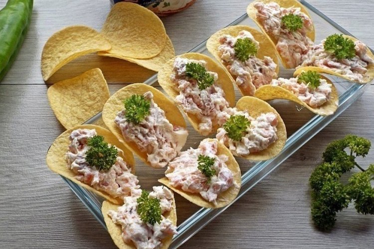 Aperitivo con pollo ahumado sobre patatas fritas
