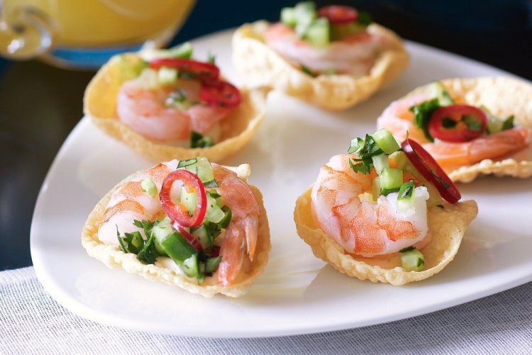 Aperitivo con mariscos sobre patatas fritas