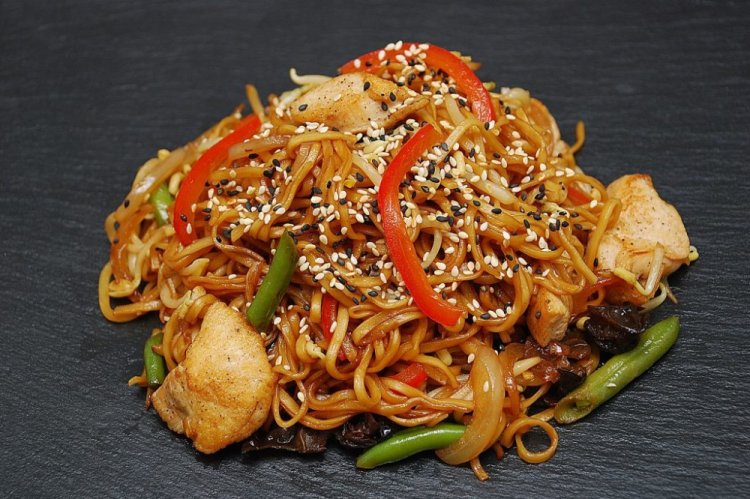 Noodles with Chicken and Vegetables in Oyster Sauce