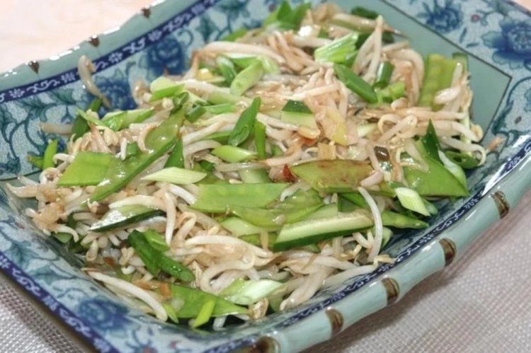 Green Salad with Sprouted Soybeans and Oyster Sauce