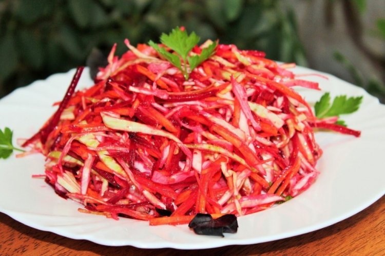 Low-Calorie Cabbage and Beetroot Salad