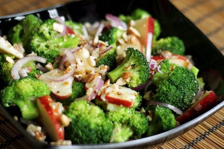Low-Calorie Broccoli and Apple Salad