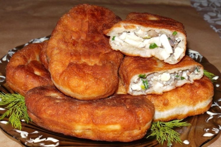 Relleno de huevo y champiñones para empanadillas