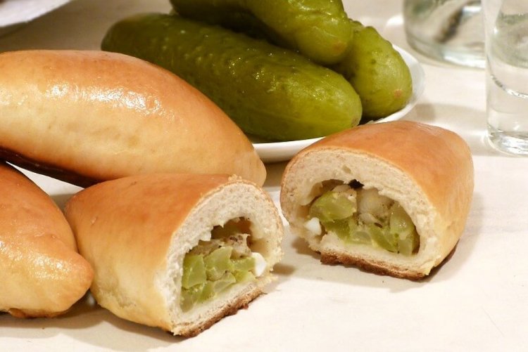 Relleno de huevo y pepinillos