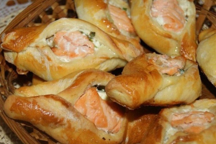 Relleno de huevo y salmón para empanadillas