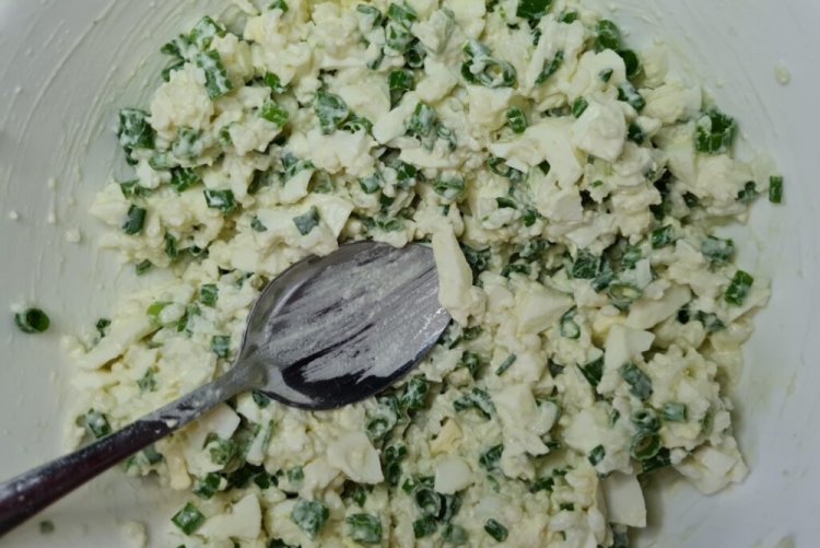 Relleno de huevo y crema agria para empanadillas