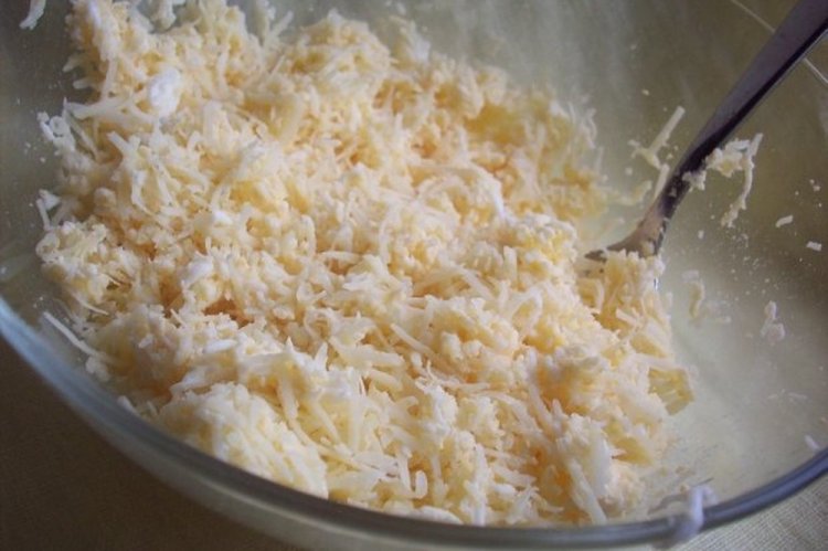 Relleno de huevo y queso rallado