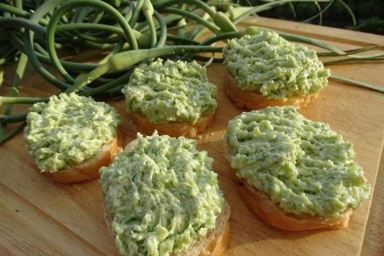Untable de tallos de ajo para sándwiches