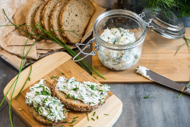 Untable de requesón y hierbas para sándwiches