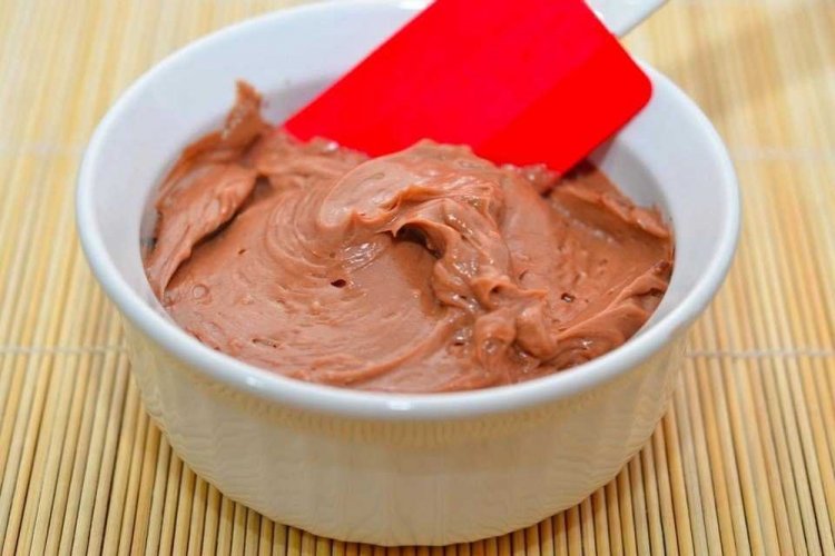 Whipped Cream Frosting with Cocoa