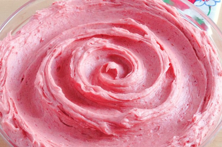 Berry Whipped Cream Frosting for Cake