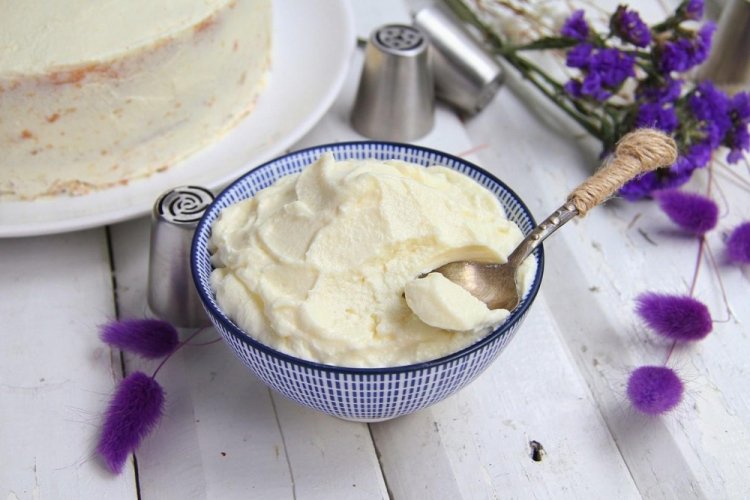 Whipped Cream Frosting with Mascarpone for Cake