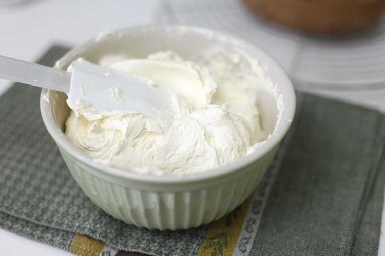 Whipped Cream Frosting with Sour Cream