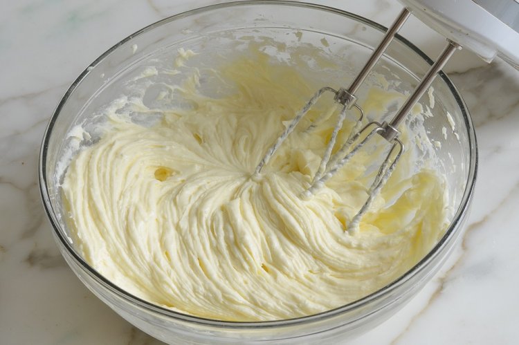 Whipped Cream Frosting with Milk for Cake