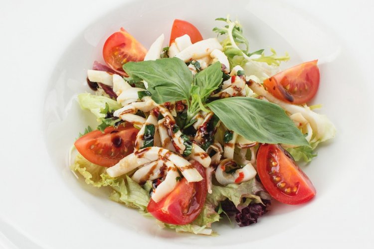 Ensalada de calamares y tomates cherry