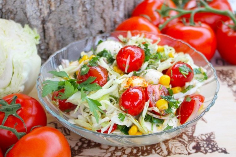 Ensalada de col y tomates cherry