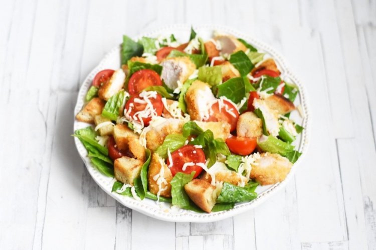 Ensalada de tomates cherry y picatostes