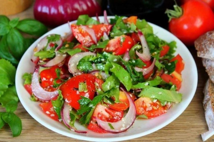 Ensalada de tomates cherry, cilantro y menta
