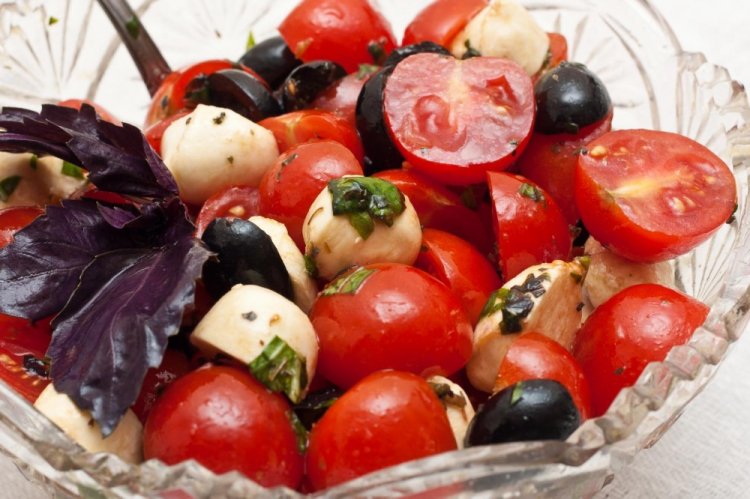 Ensalada de tomates cherry y aceitunas negras