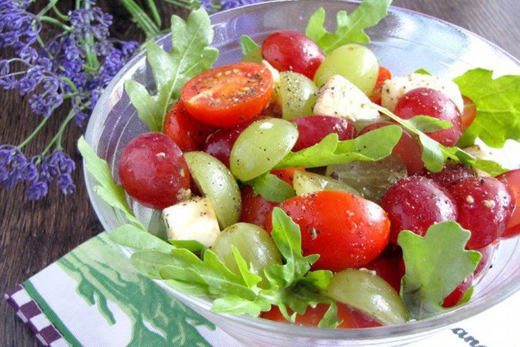 Ensalada de tomates cherry y uvas