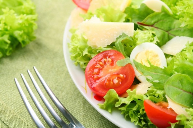 Ensalada de tomates cherry y huevos de codorniz