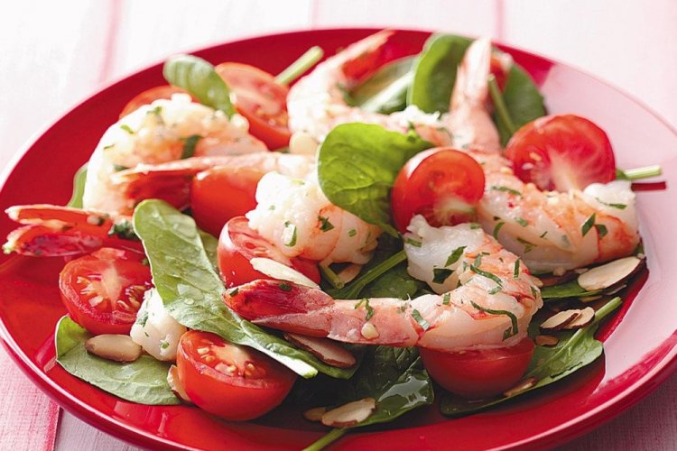 Ensalada de gambas y tomates cherry