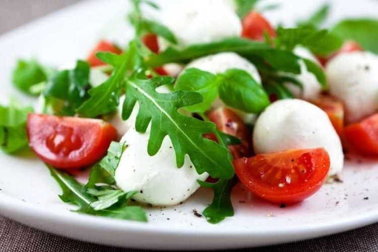 Ensalada de tomates cherry y mozzarella