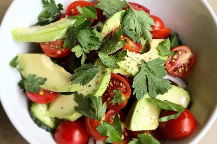 Ensalada de tomates cherry y aguacate