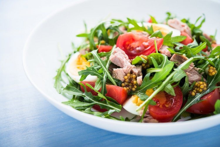 Ensalada de tomates cherry y atún