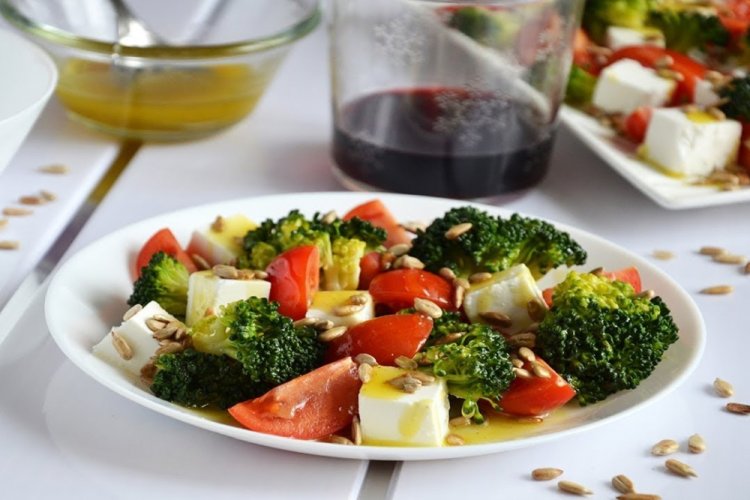 Ensalada de tomates cherry y brócoli