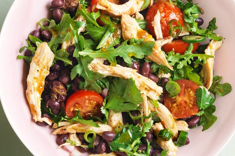 Ensalada de pollo, judías y tomates cherry