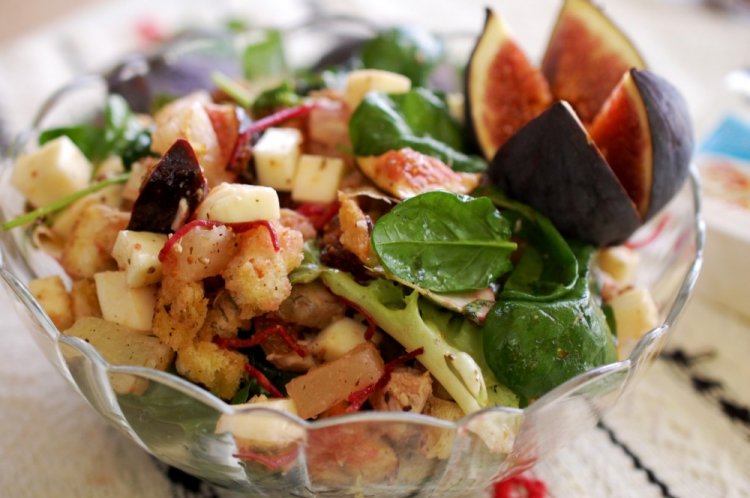 Ensalada de pollo, higos y piña