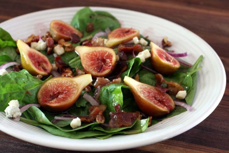Ensalada de beicon frito e higos