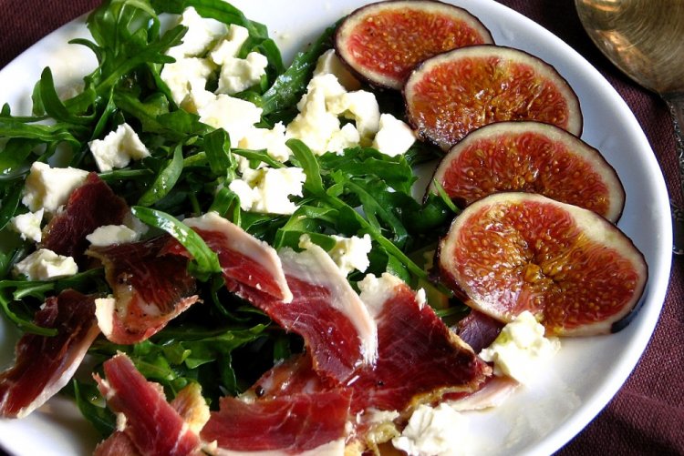 Ensalada de higos, prosciutto y gorgonzola