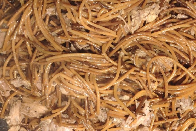 Fideos fritos con carne picada en sartén