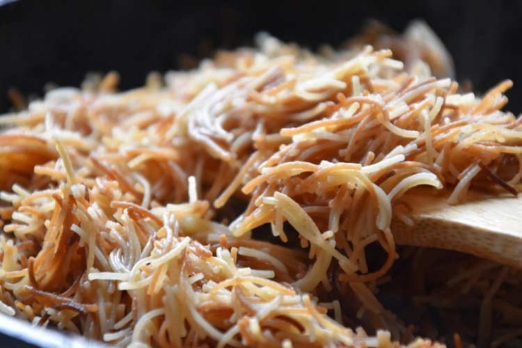 Fideos fritos con queso en sartén