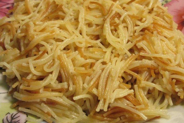 Fideos fritos con huevo en sartén