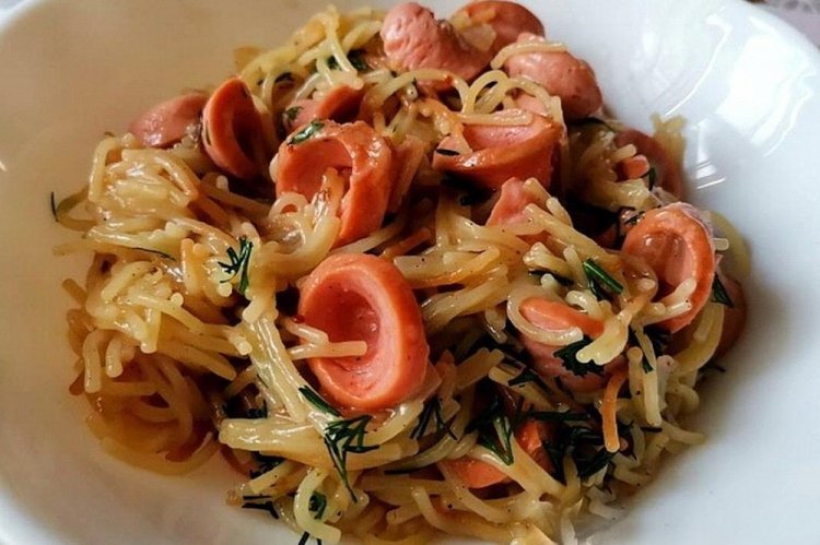 Fideos fritos con salchichas en sartén