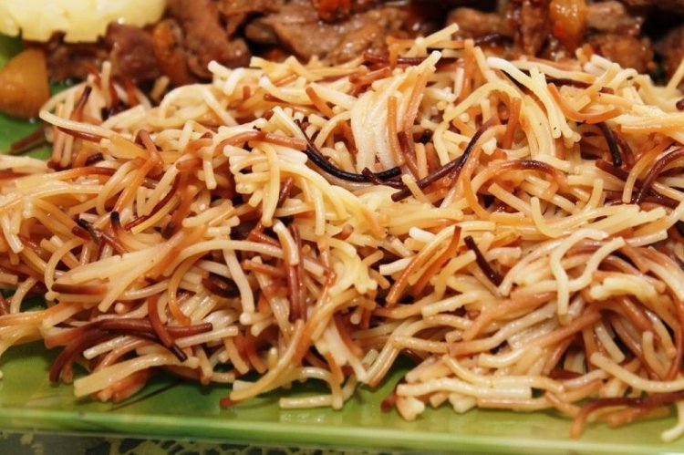 Fideos fritos con verduras en sartén