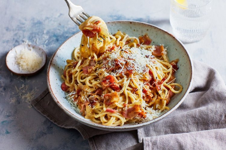 Fideos fritos con tocino en sartén