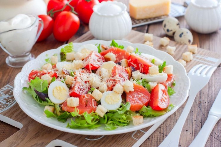 Ensalada con salmón y huevos de codorniz