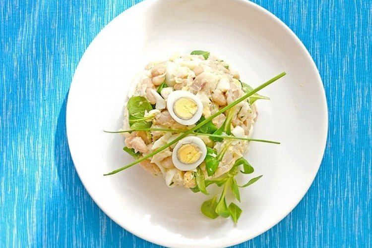 Ensalada dietética con pollo y huevos de codorniz