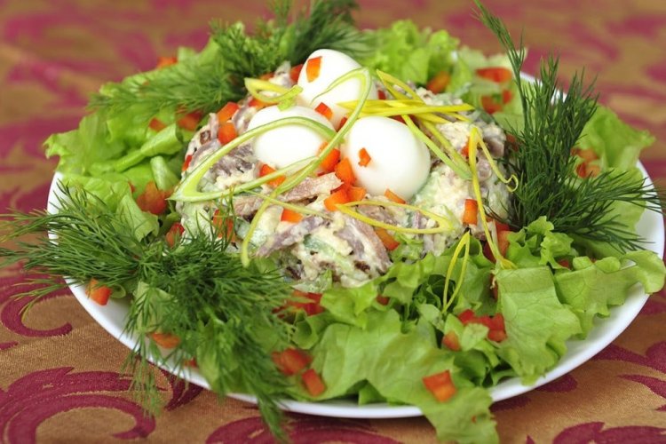 Ensalada de primavera con ternera y huevos de codorniz