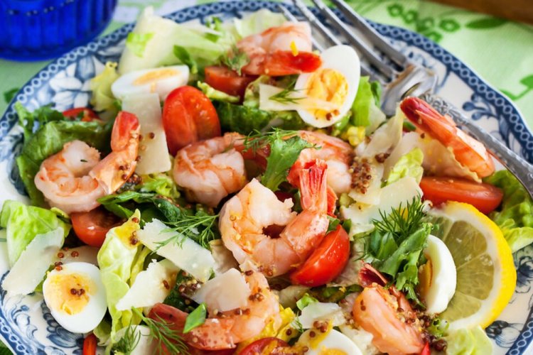 Ensalada con mejillones, gambas y huevos de codorniz