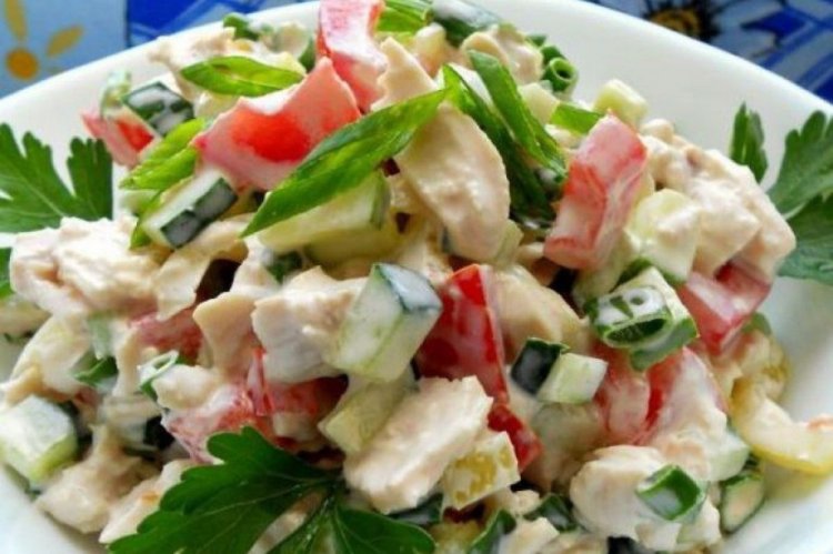 Ensalada de verduras con pollo y huevos de codorniz