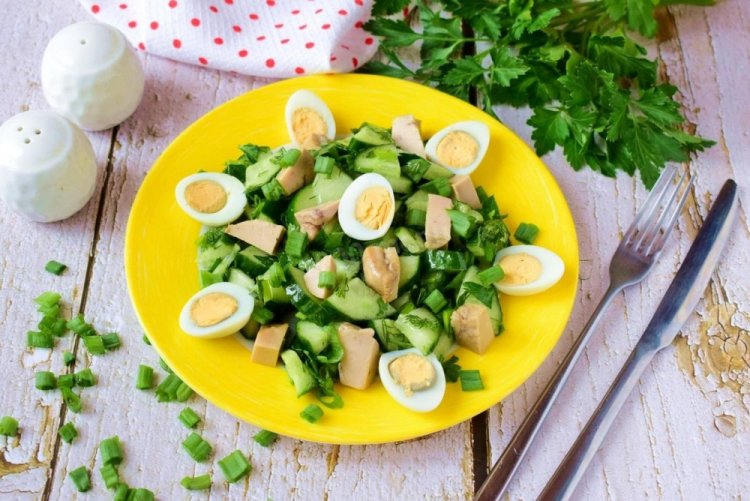 Ensalada verde con huevos de codorniz