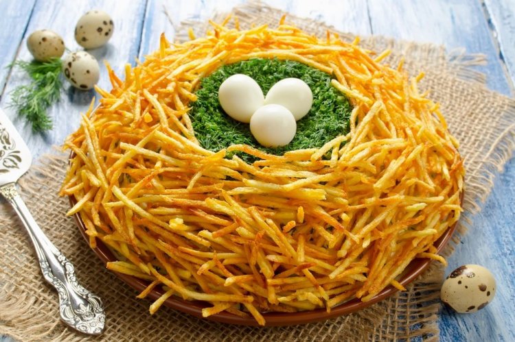 Ensalada «Nido de urogallo» con huevos de codorniz